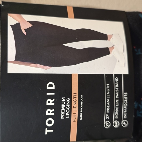 Torrid - Full-Length Pocket Legging in Rose Ditsy Floral, Deep Black - Picture 3 of 8